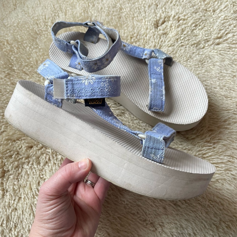 Teva women’s flat form universal gloriosa sandals in periwinkle floral